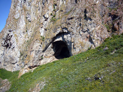 пещера в горах